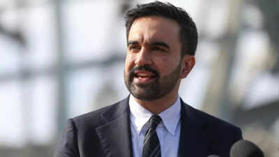  NYC Mayor Zohran Mamdani reacts after NYPD officers hit with snowballs at Washington Square Park