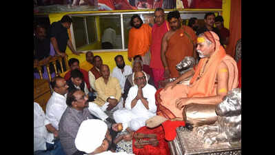 Avimukteshwaranand’s mutt abuzz with leaders from oppn