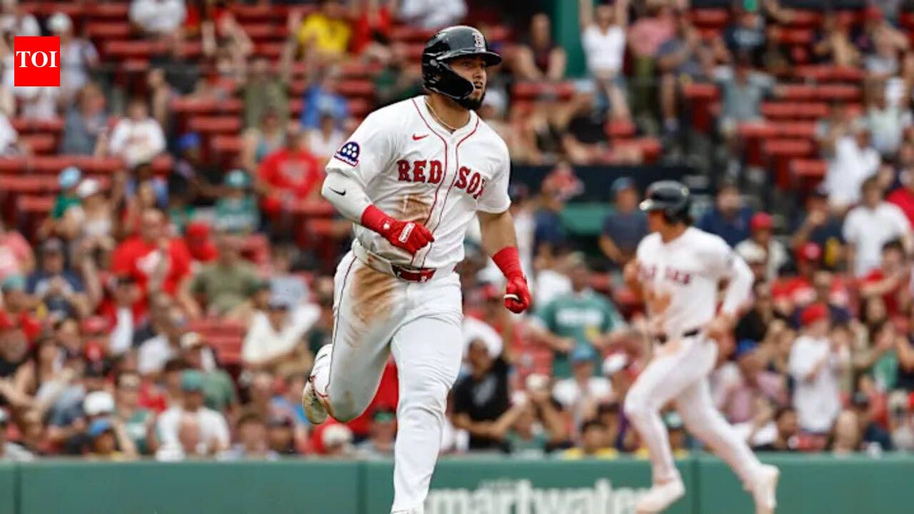 Wilyer Abreu leaves fans stunned after his bat snaps in half on checked swing during Boston Red Sox spring game