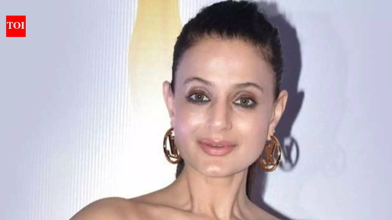 Ameesha Patel stuck in NYC blizzard; Actress shares snowy moments amid trouble over 2017 event dispute