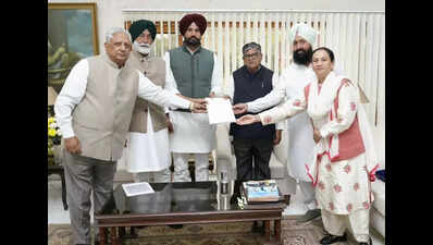 Cong delegations meets Punjab governor, seek legal action over Khaira property demolition