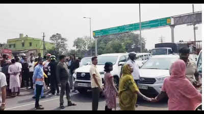 Locals block highway for over an hour