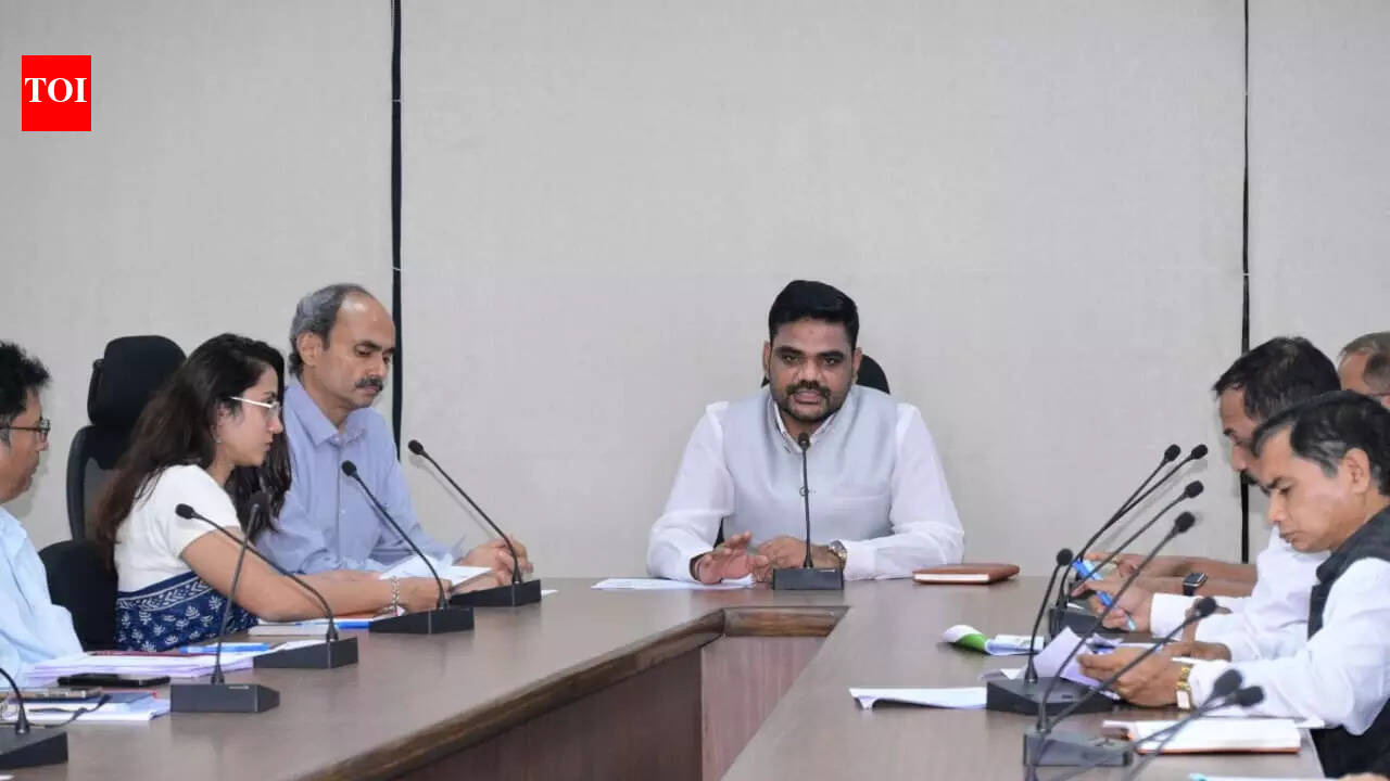 Ensure grounding of projects worth Rs 3L cr by June: Min