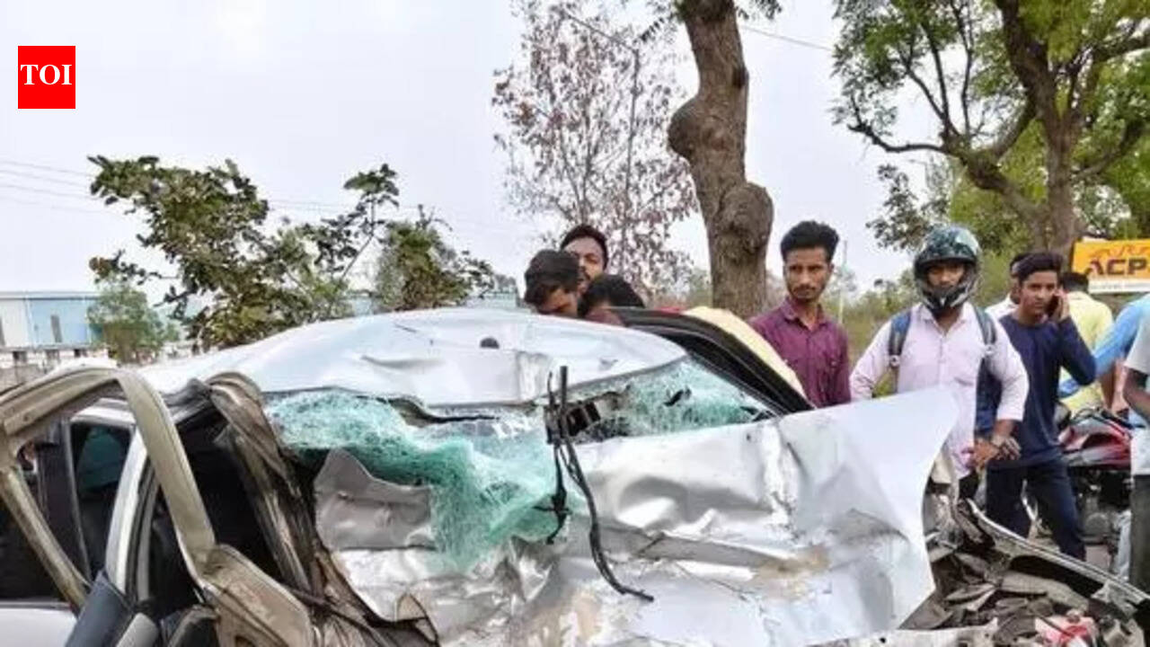Four of a family killed in car-truck collission in Ahilyanagar | Nashik ...