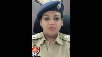 Cops face tough questions during seminar on drugs