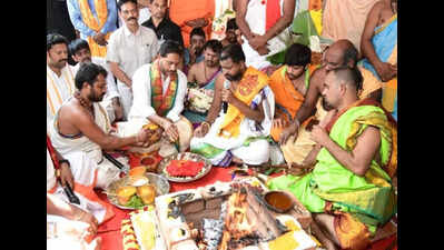 Jagan takes part in idol consecration ceremony at Nandeeswara temple at Vempalle