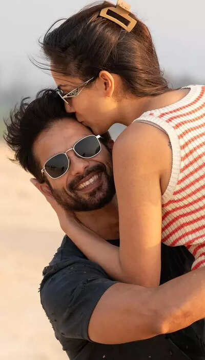  Mira Rajput kisses birthday boy Shahid Kapoor