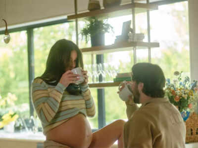  Hailee Steinfeld flaunts baby bump in adorable pic with Josh Allen