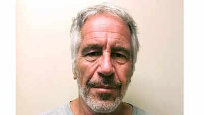 एप्सटीन से 6.5 मिलियन डॉलर प्राप्त करने वाले हार्वर्ड के गणित प्रोफेसर मार्टिन नोवाक को जांच के बीच निलंबित कर दिया गया