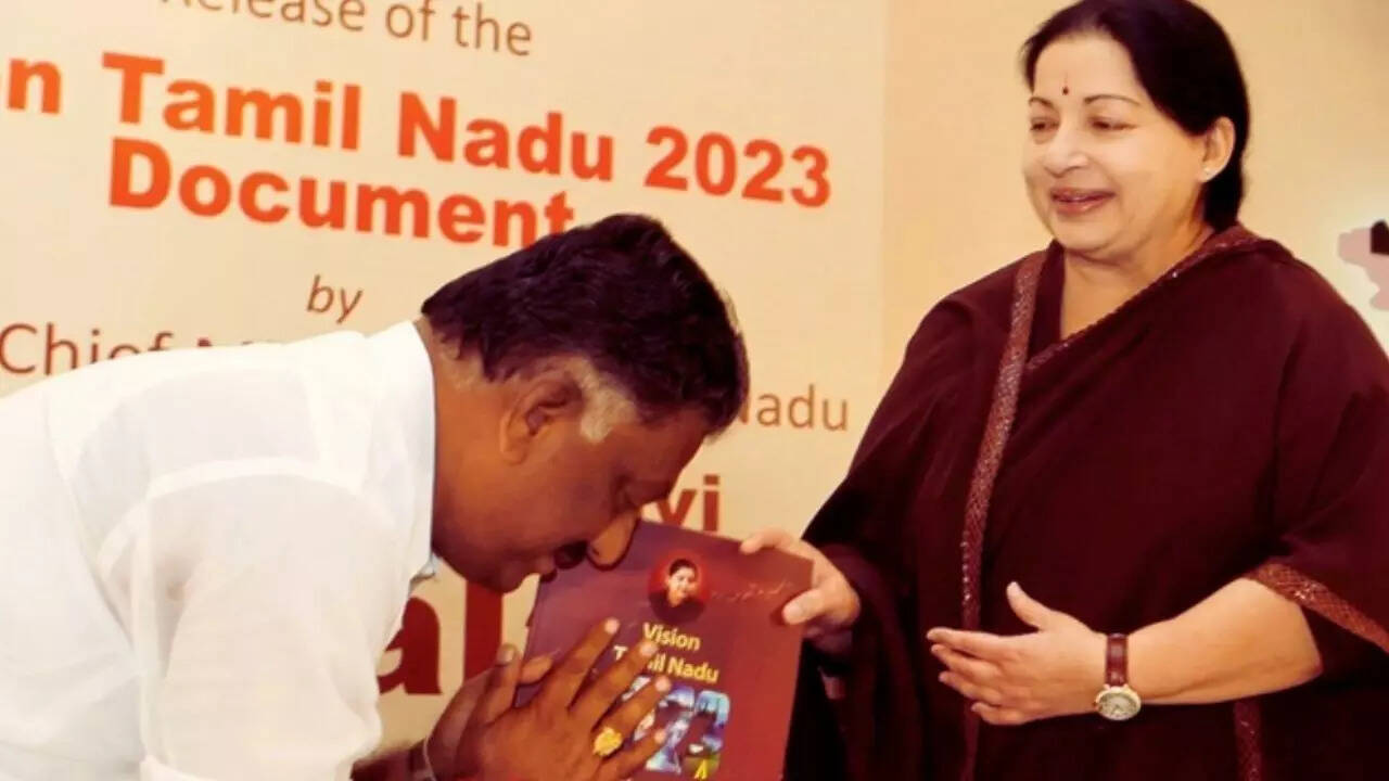 நேர்மையும் அதிகாரமும்: தமிழக தேர்தலுக்கு முன் ஜெயலலிதாவின் நம்பிக்கையாளர் ஓபிஎஸ் திமுகவுடன் இணைந்ததில் கிடைக்கும் முக்கிய அரசியல் பாடம்