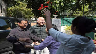 https://static.toiimg.com/thumb/msid-128839294%2Cimgsize-104264%2Cwidth-400%2Cheight-225%2Cresizemode-72/family-welcomes-arvind-kejriwal-after-court-discharges-him.jpg