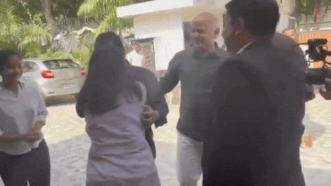 देखें: दिल्ली उत्पाद शुल्क नीति मामले में राहत के बाद पत्नी सुनीता और बच्चों के साथ अरविंद केजरीवाल का भावुक क्षण | भारत समाचार