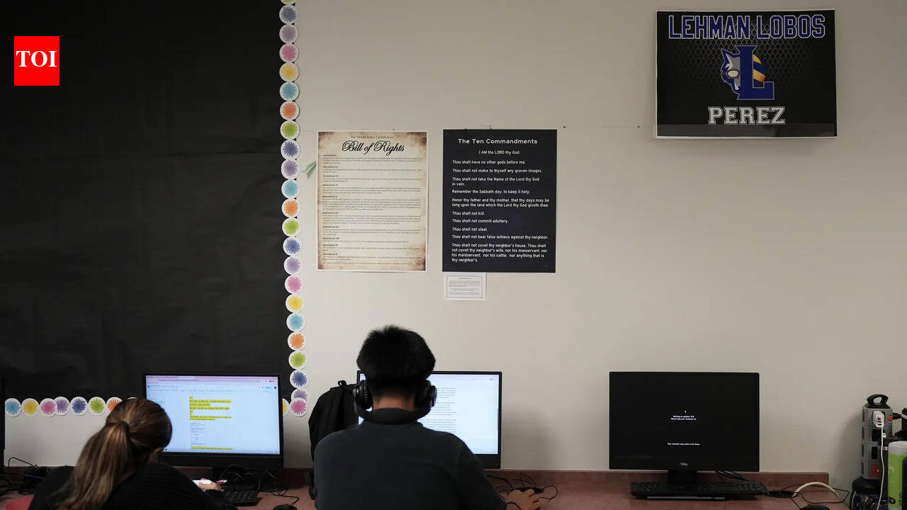 टेक्सास के बाइबिल-प्रेरित पाठ्यक्रम में सैकड़ों सुधार किए गए हैं