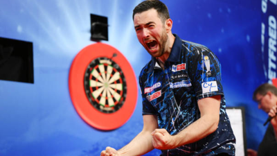 Luke Humphries jokes with referee after Kirk Bevins' rare blunder at Premier League Darts night in Belfast