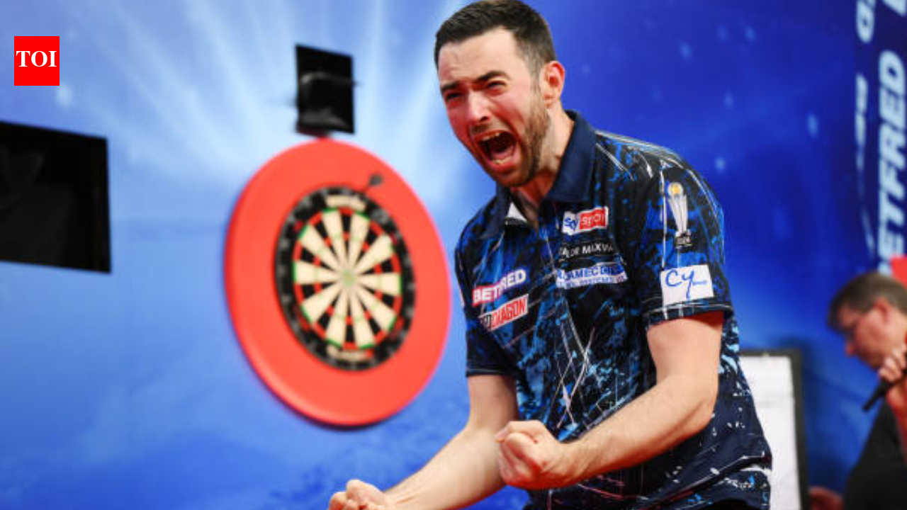 Luke Humphries jokes with referee after Kirk Bevins' rare blunder at Premier League Darts night in Belfast