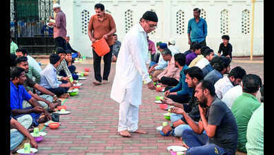 Hindu Sindhis Serve Iftar at Chennai Mosque for 40 Years