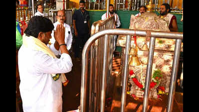 Bhatti Vikramarka prays at Indrakeeladri