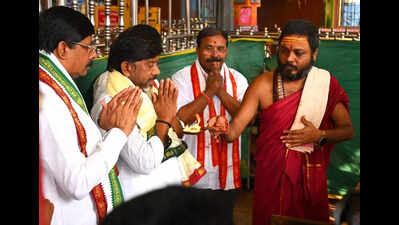Bhatti Vikramarka prays at Indrakeeladri