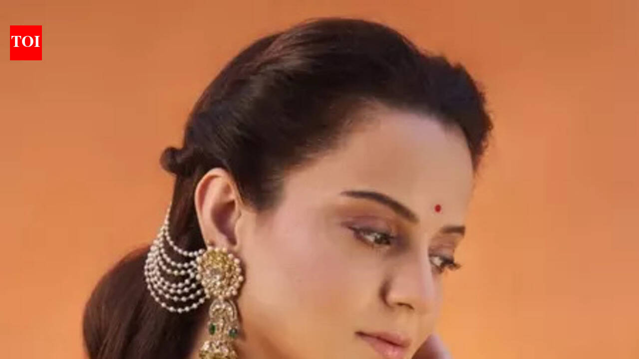 Kangana Ranaut turns heads in traditional Patola saree