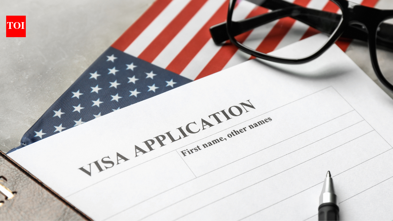 आईसीई ने खारिज किए गए ट्रैफिक टिकट पर भारतीय मूल के छात्र का वीजा रद्द कर दिया, अदालत ने इस कदम को गैरकानूनी बताया | विश्व समाचार