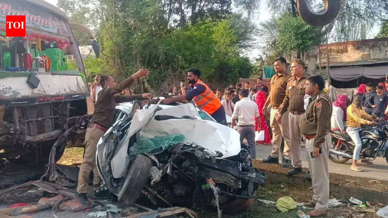 Car collides head-on with bus on highway in Bassi, 1 killed | Jaipur ...