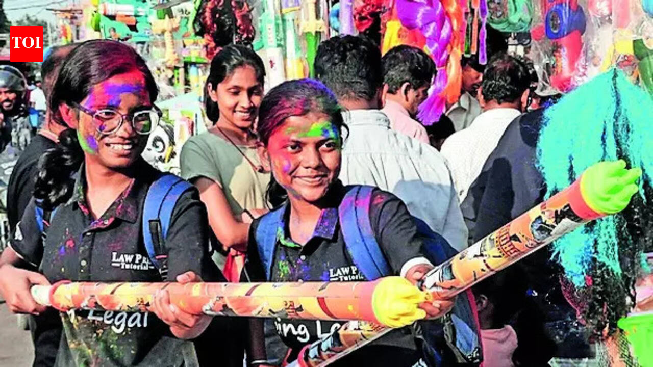 Holi spirit takes over Patna as major markets bustle with colour, crowds
