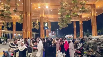 Iran conflict: Flyers stuck at airports as 900 flights cancelled