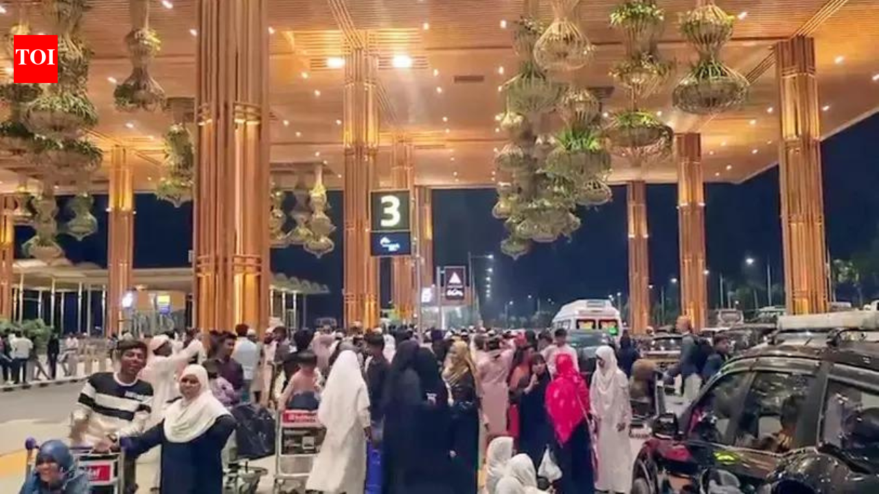 Iran conflict: Flyers stuck at airports as 900 flights cancelled