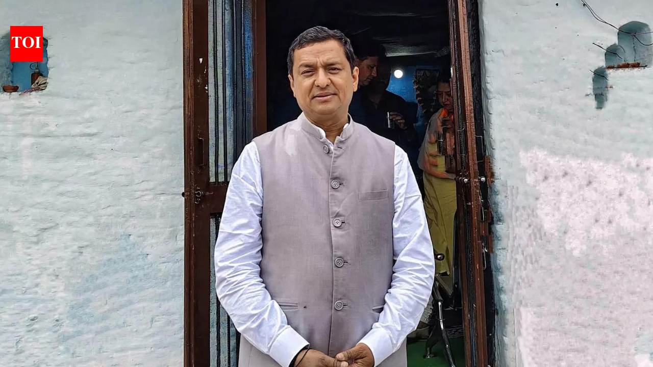 BJP MP Baluni plays Holi in 'ghost village', seek return of ex-residents