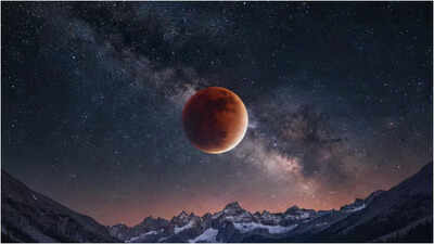 होलिका दहन पर 2026 का पहला चंद्र ग्रहण: ज्योतिषीय महत्व और सूक्ष्म आध्यात्मिक उपाय