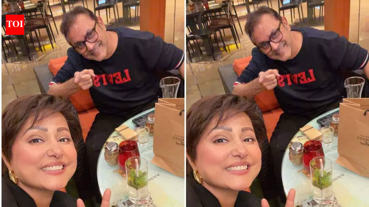 Hina Khan reunites with her on-screen father Sanjeev Seth from Yeh Rishta Kya Kehlata Hai; says, “Love you Daddu”