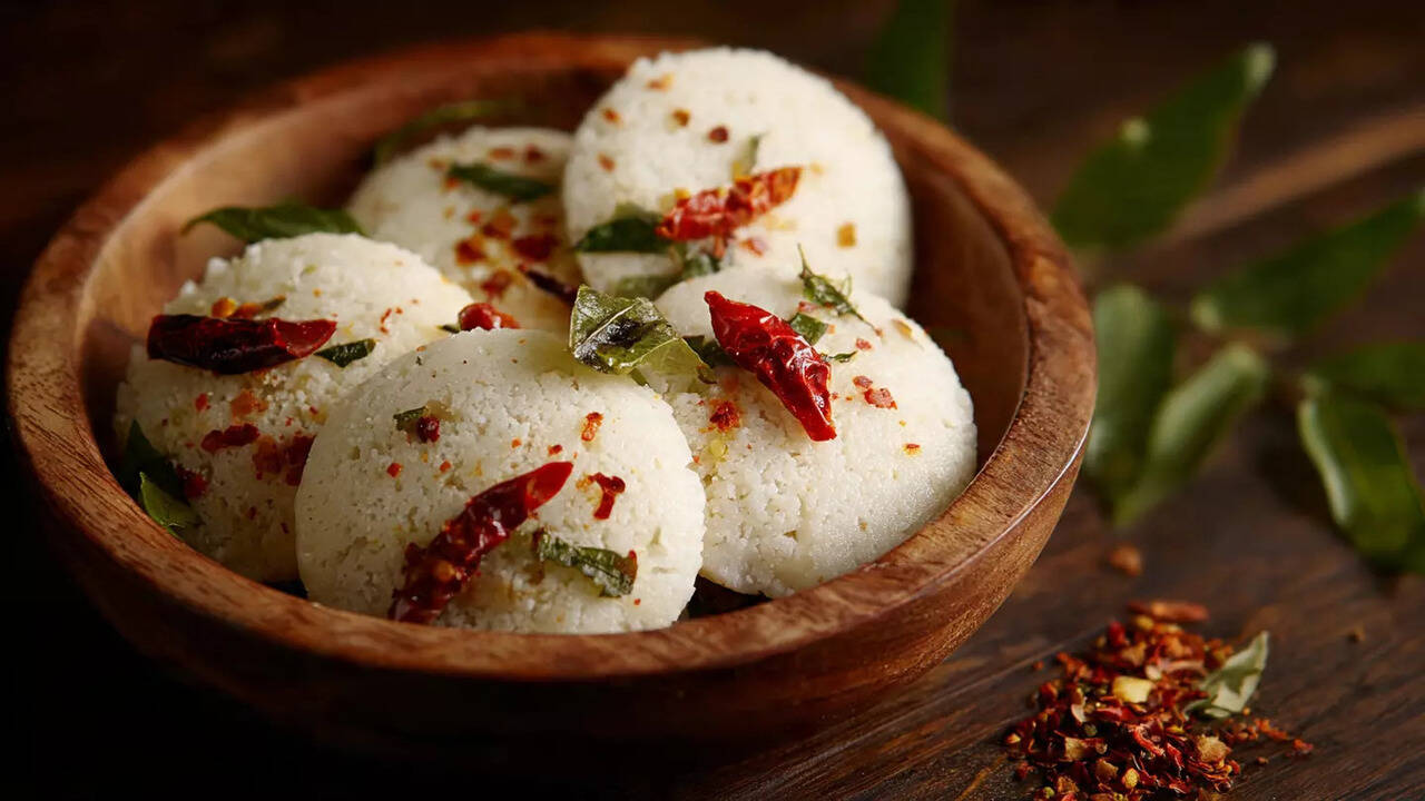 How To Prepare Fluffy Idlis In A Steamer With Traditional Fermentation ...
