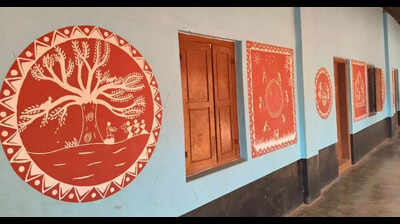 NSS students create Warli mural at 114-yr-old school on K’taka-Kerala border