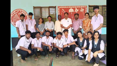 NSS students create Warli mural at 114-yr-old school on K’taka-Kerala border