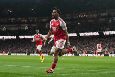 Arsenal strengthen title Hopes, Manchester United move up to third