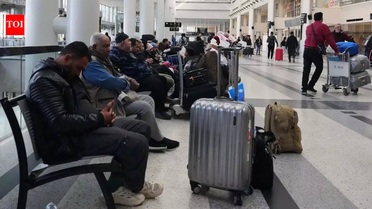 ईरान संघर्ष से हवाई यात्रा बाधित; अमीरात, एतिहाद, एयर इंडिया, इंडिगो ने जारी की एडवाइजरी | भारत समाचार