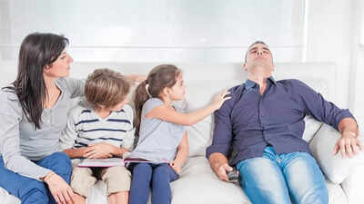 माता-पिता का तनाव चुपचाप बच्चों को कैसे प्रभावित करता है