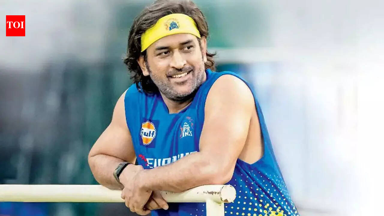 MS Dhoni turns 'umpire', dances after wide in CSK nets - WATCH