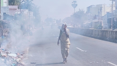 Civic bodies burn unsegregated garbage on roadsides near Kumarapalayam, residents say