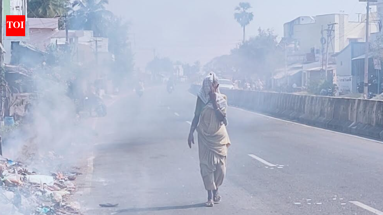 Civic bodies burn unsegregated garbage on roadsides near Kumarapalayam, residents say