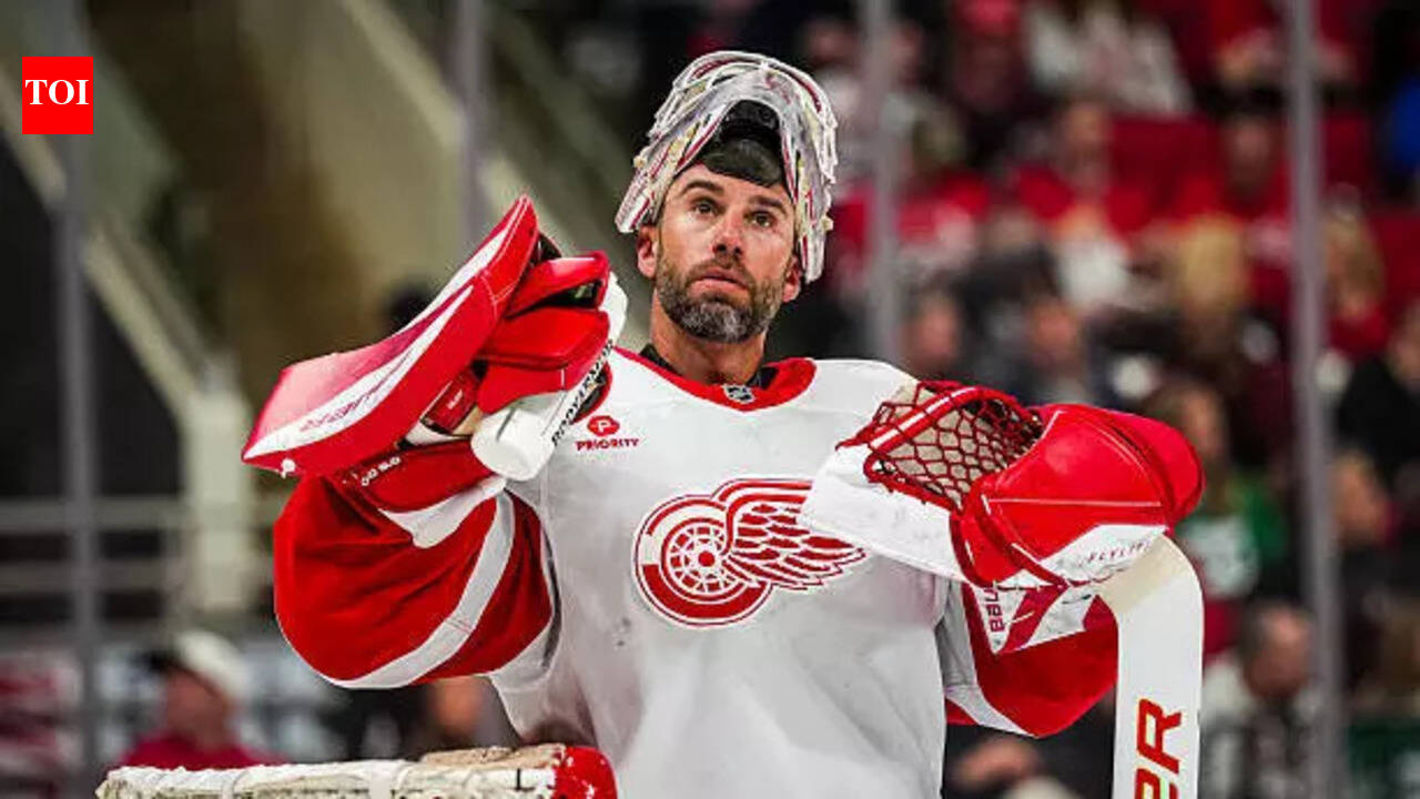 Detroit Red Wings goalie John Gibson exits NHL match against Nashville Predators with minor shoulder injury