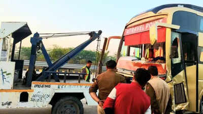 6 returning home for Holi dead as bus rams van on Yamuna Expressway; 7 injured