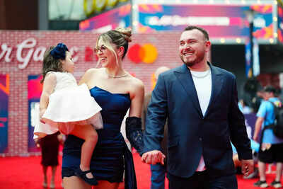 Alejandro Kirk’s wife Sofía Castañeda turns heads in sleek black dress as fans react to the couple’s adorable moment