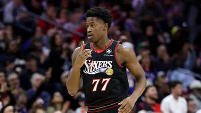 76ers star VJ Edgecombe exited game against Spurs after taking a hard fall
