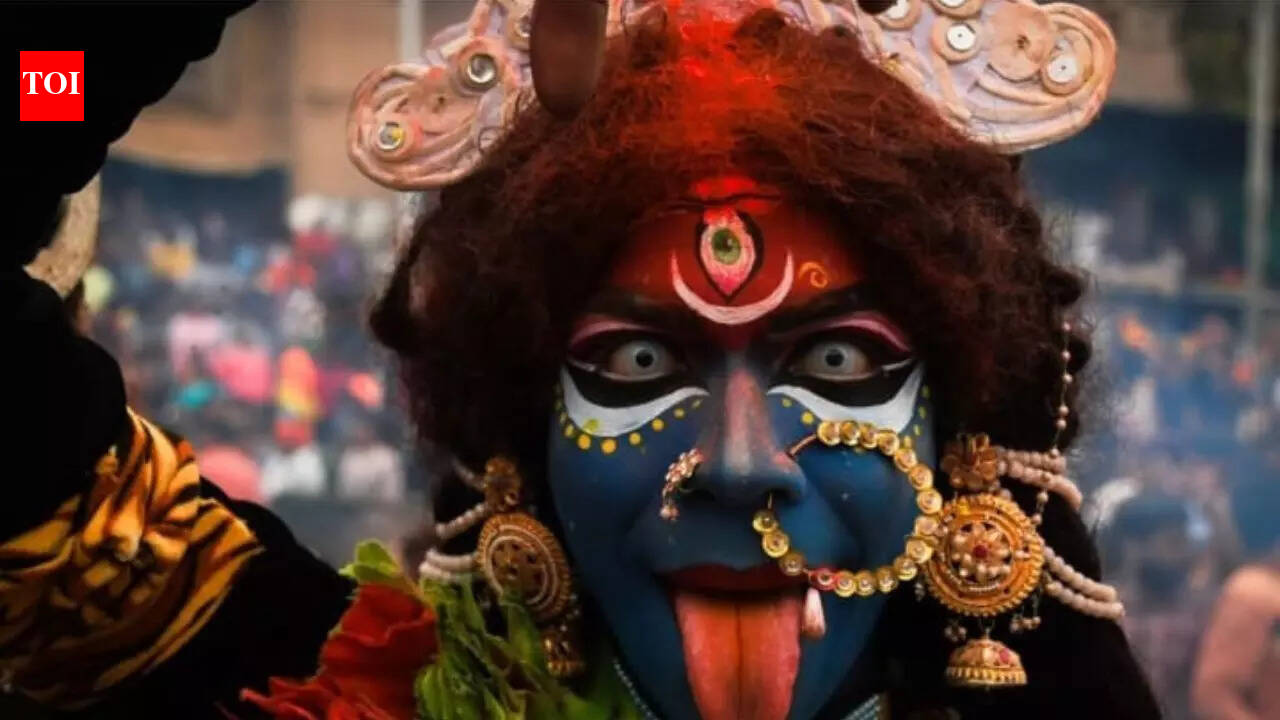 ‘राख से राख, धूल से धूल’: मणिकर्णिका घाट पर मसान होली के अंदर | भारत समाचार