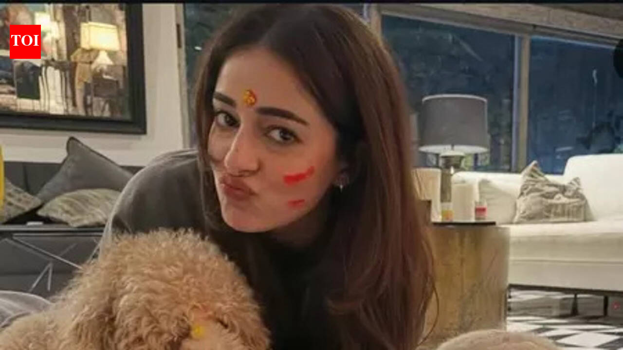 Ananya Panday celebrates Holi with parents and furry babies Honey, Thumper and Riot