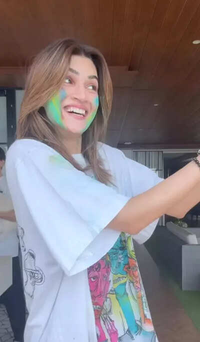 Kriti Sanon joins Nupur Sanon and Stebin Ben for their first Holi celebration after wedding