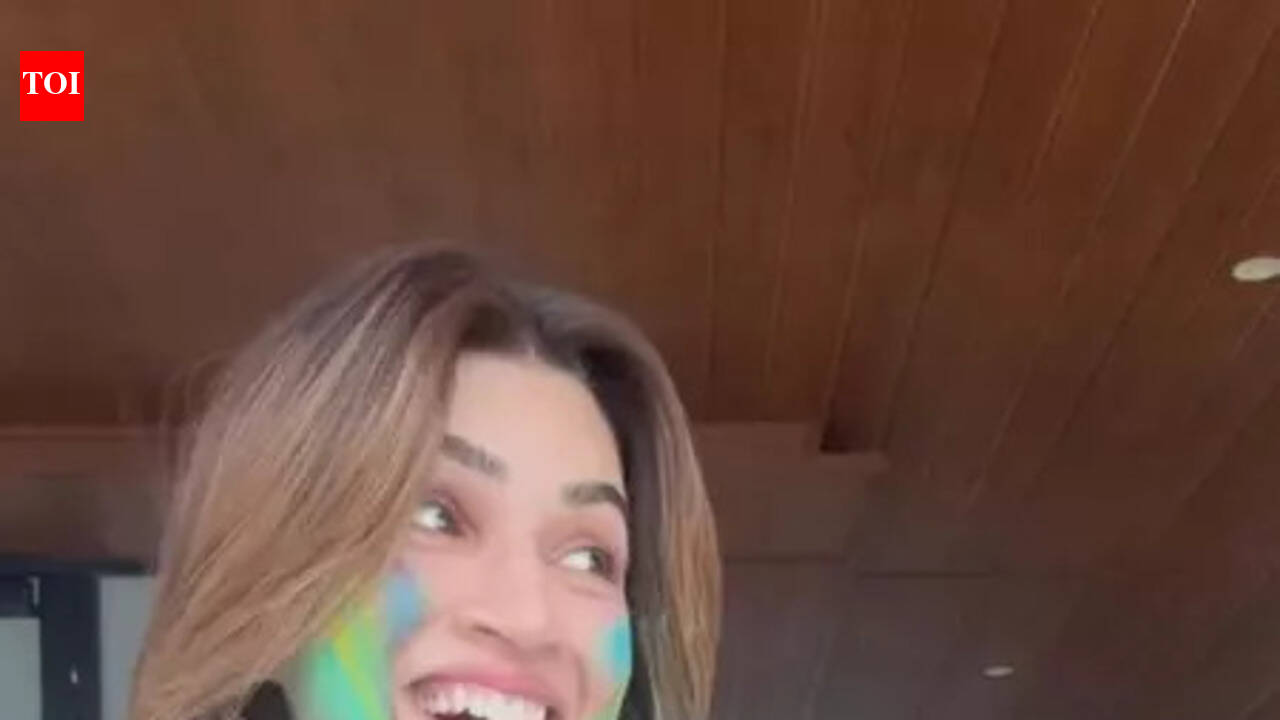 Kriti Sanon joins Nupur Sanon and Stebin Ben for their first Holi celebration after wedding