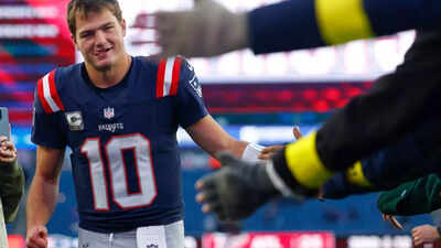  Drake Maye turns Hawaii vacation into free clinic for young quarterbacks