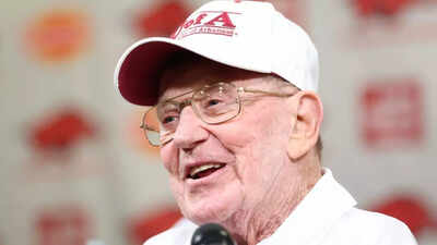  How did legendary Notre Dame football coach die?